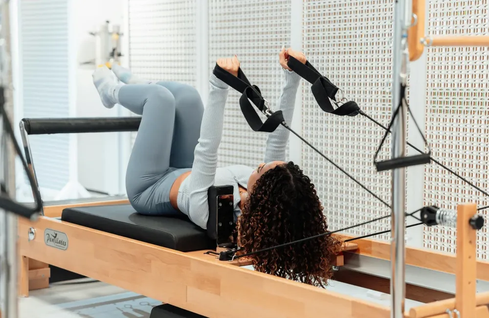 Exercício de Pilates em aparelho